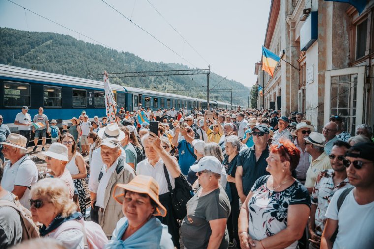 Az összefont kezek üzenete: zarándokok ezrei ünnepelték pünkösdöt a Gyimesekben