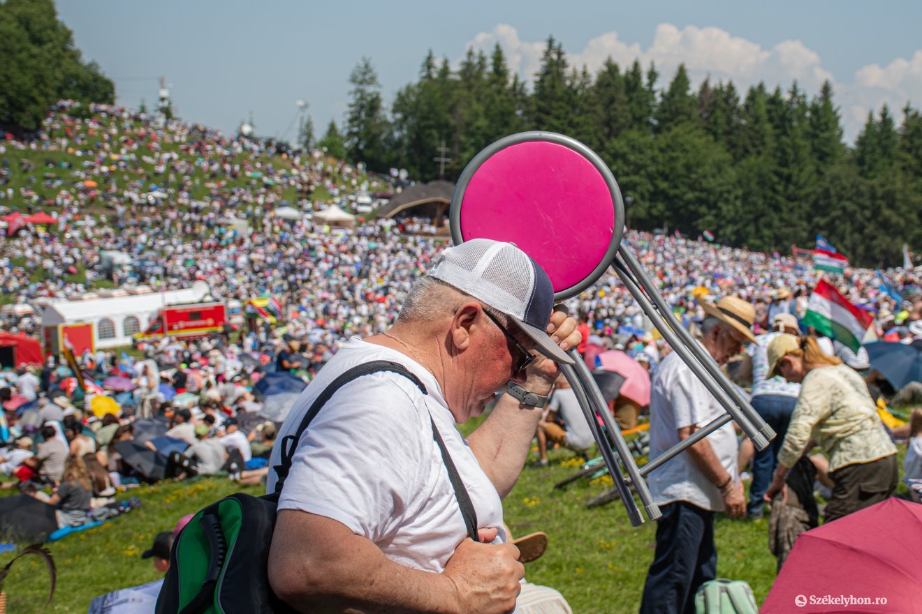 Nem furcsa és senki nem nézi rossz szemmel, ha valaki székkel érkezik •  Fotó: László Ildikó