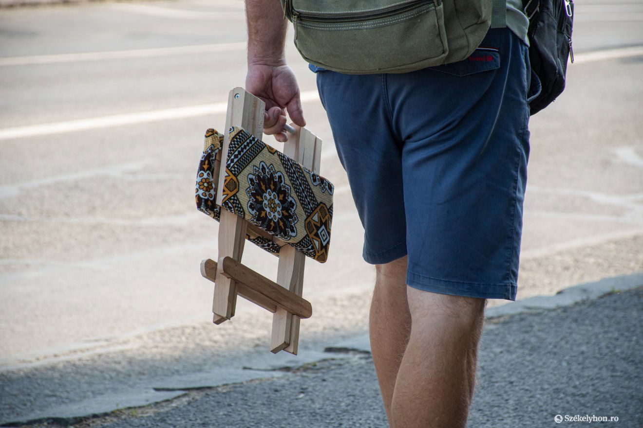 Tipikus összecsukható kisszék fából, a kényelmet a kipárnázott rész adja •  Fotó: László Ildikó