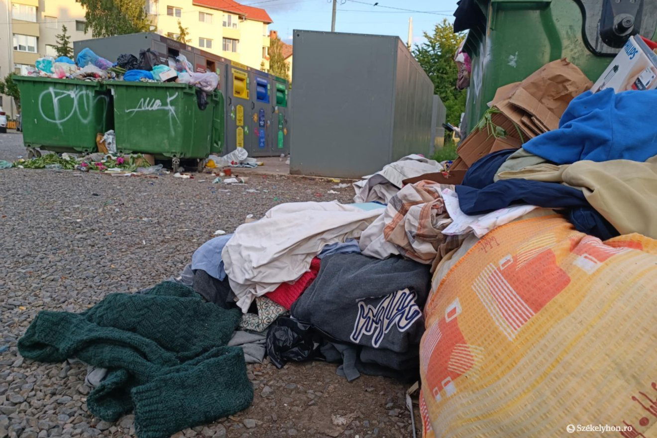 Sokan illetéktelenül raknak le hulladékot a kukák mellé •  Fotó: Székelyhon