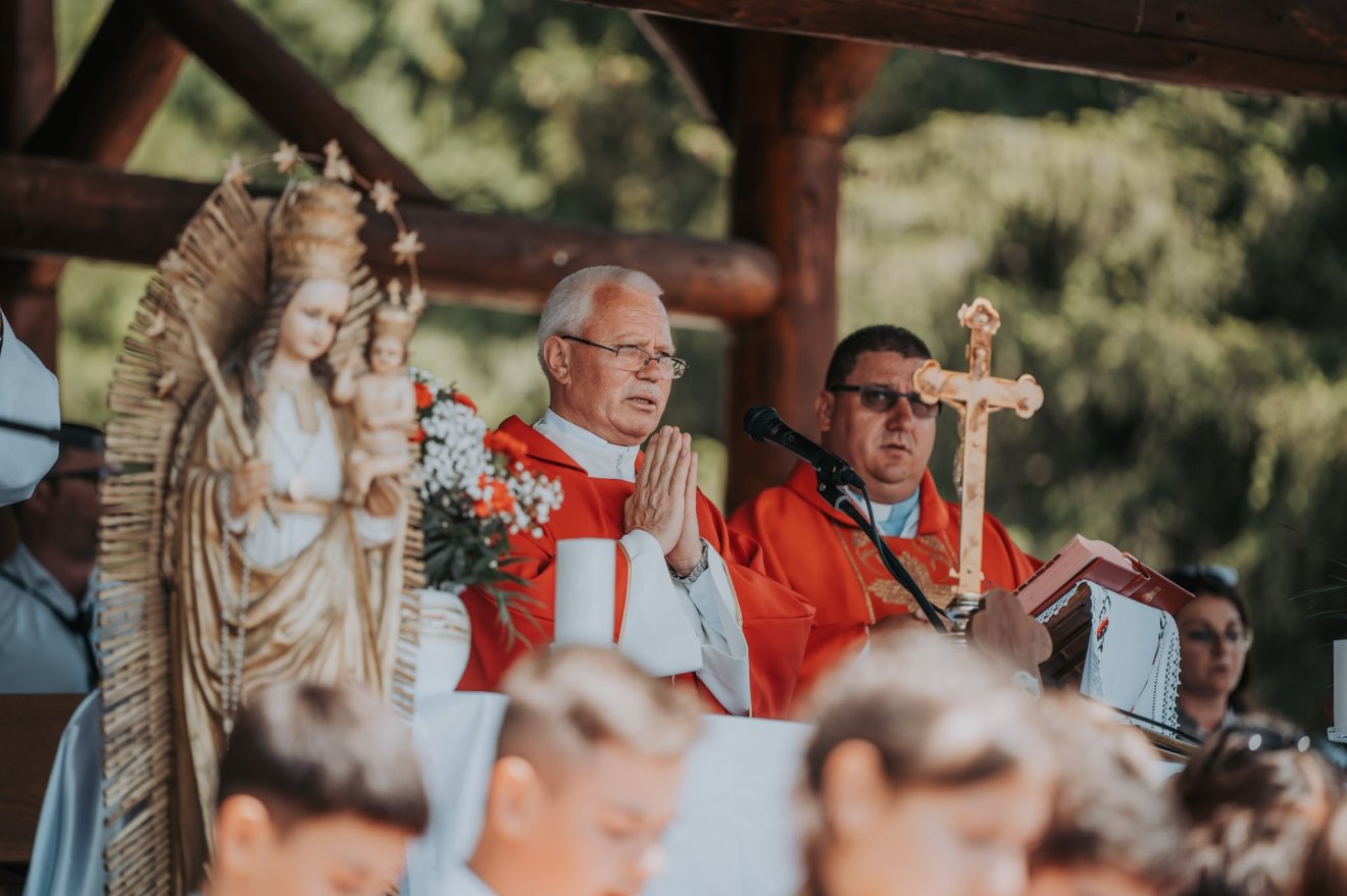Salamon József plébános az imádság és a közösségi összetartozás erejéről beszélt, az emberi kéz szimbolikáján keresztül hívva fel a hívek figyelmét a hitben való elköteleződésre •  Fotó: Tánczos Barna Facebook-oldala