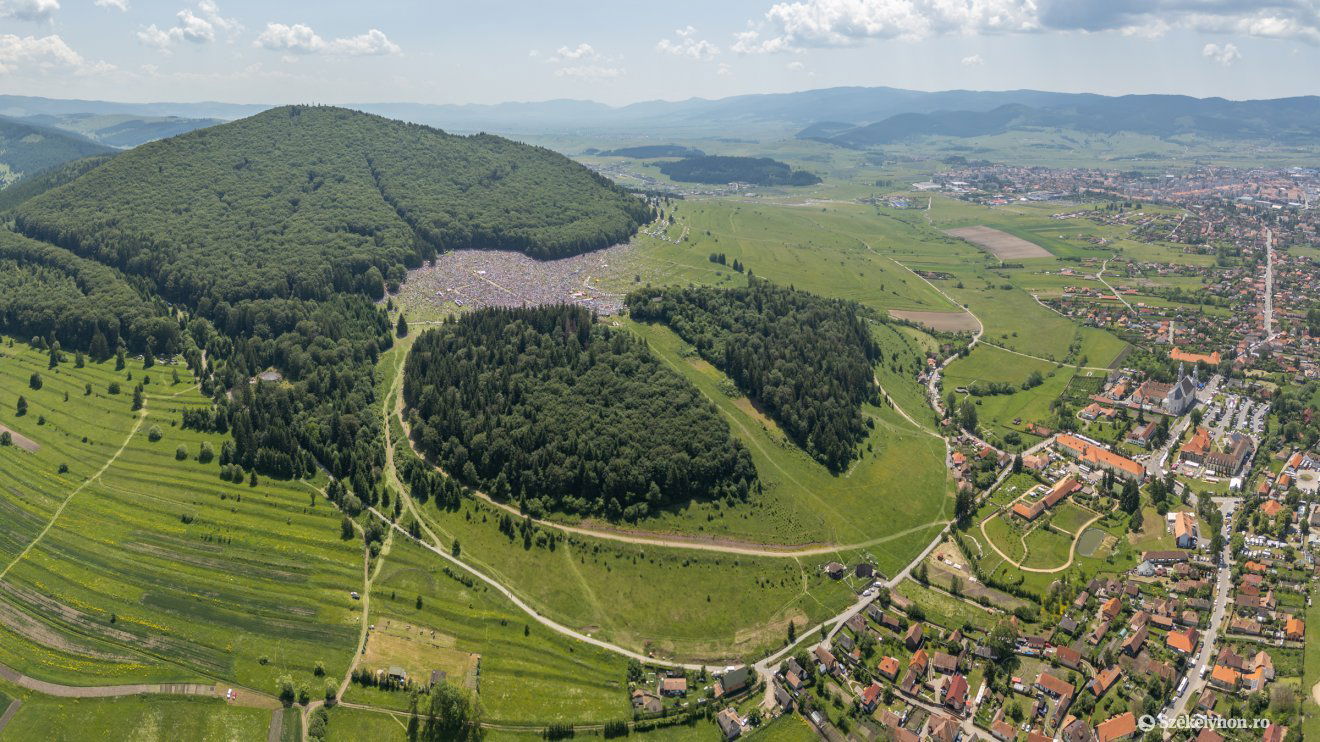 Százezrek a csíksomlyói nyeregben a pünkösdi búcsún &bullet;  Fotó: Pinti Attila
