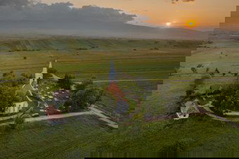 Amikor a turista bemegy a székelyföldi templomba