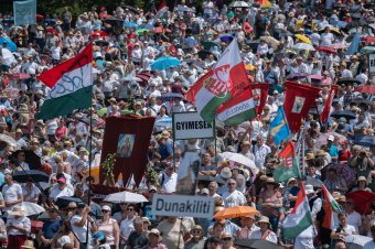 Lélekemelő, ahogy több százezren éneklik a himnuszainkat a csíksomlyói nyeregben – videó