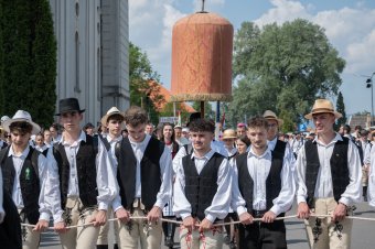 Érkezik a labarum a búcsús szentmise helyszínére