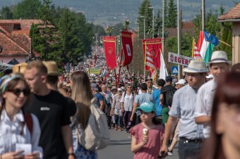 Zarándokok tízezrei a Csíksomlyóra vezető Szék úton
