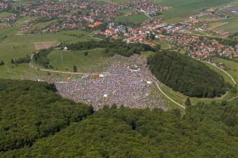 Hitben és hőségben – videóösszefoglaló a kánikulára esett csíksomlyói búcsúról