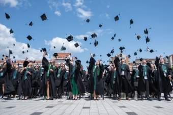 A Sapientia az identitásunk, a kultúránk, a jövőnk záloga – elballagtak a csíkszeredai kar végzősei