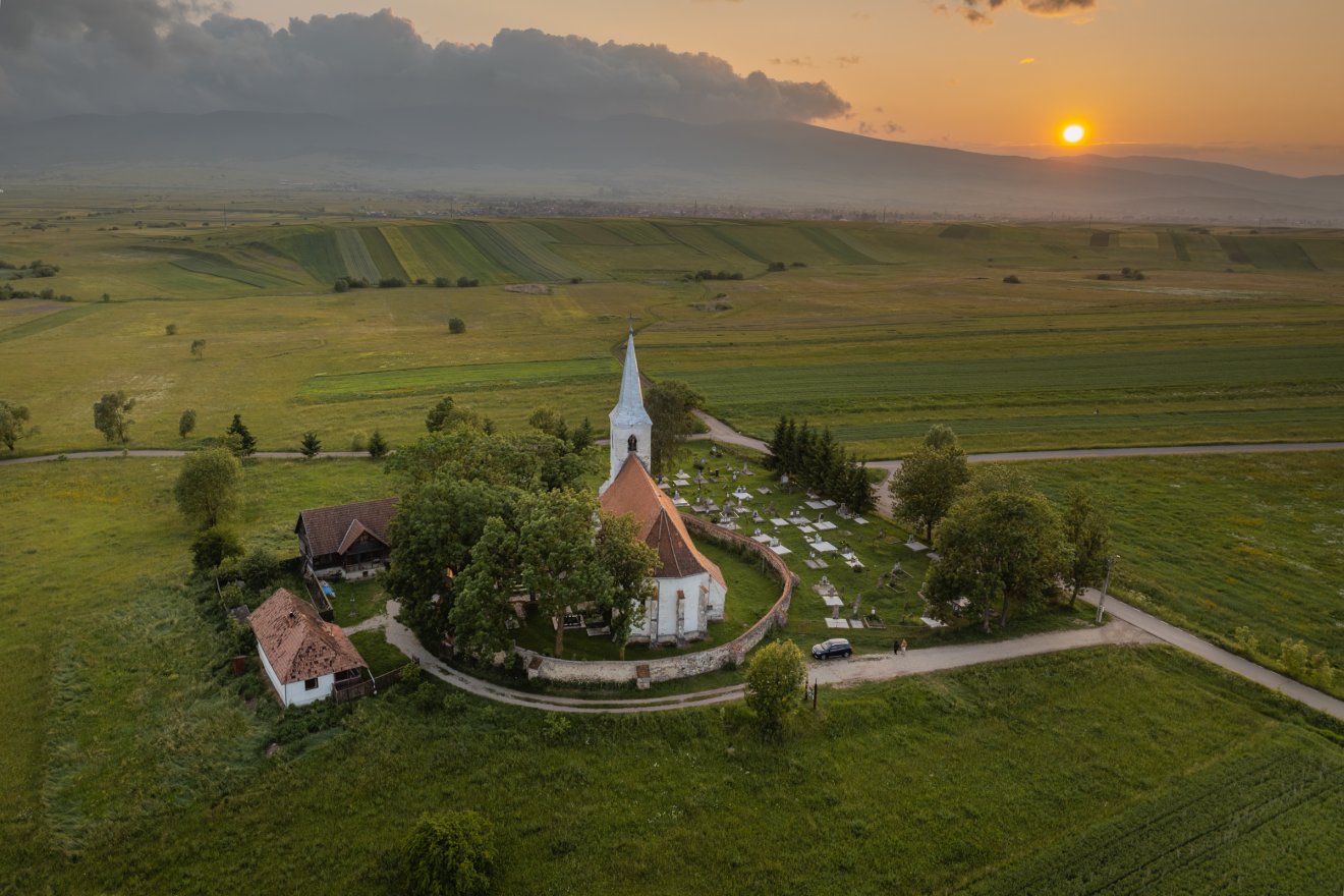 Amikor a turista bemegy a székelyföldi templomba