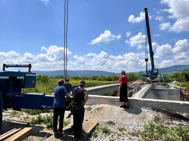 Készül a betonhíd, amely összeköti Csíkcsicsót Csaracsóval