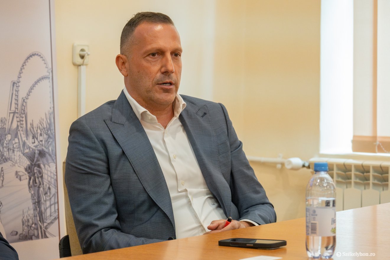 Lénárd András lokálpatriotizmusból választotta Csíkzsögödöt a vidámpark helyszínéül •  Fotó: Borbély Fanni