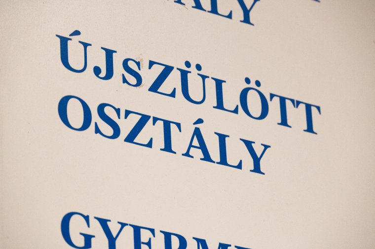 Kiságyakat és hallásszűrő készüléket kapott a csíkszeredai kórház