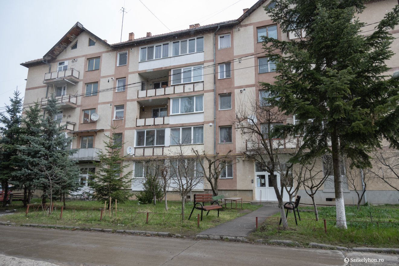 Új külsőt kap a Decemberi Forradalom 34/A szám alatti tömbház. Őszig be kell fejezni a hőszigetelést •  Fotó: Borbély Fanni