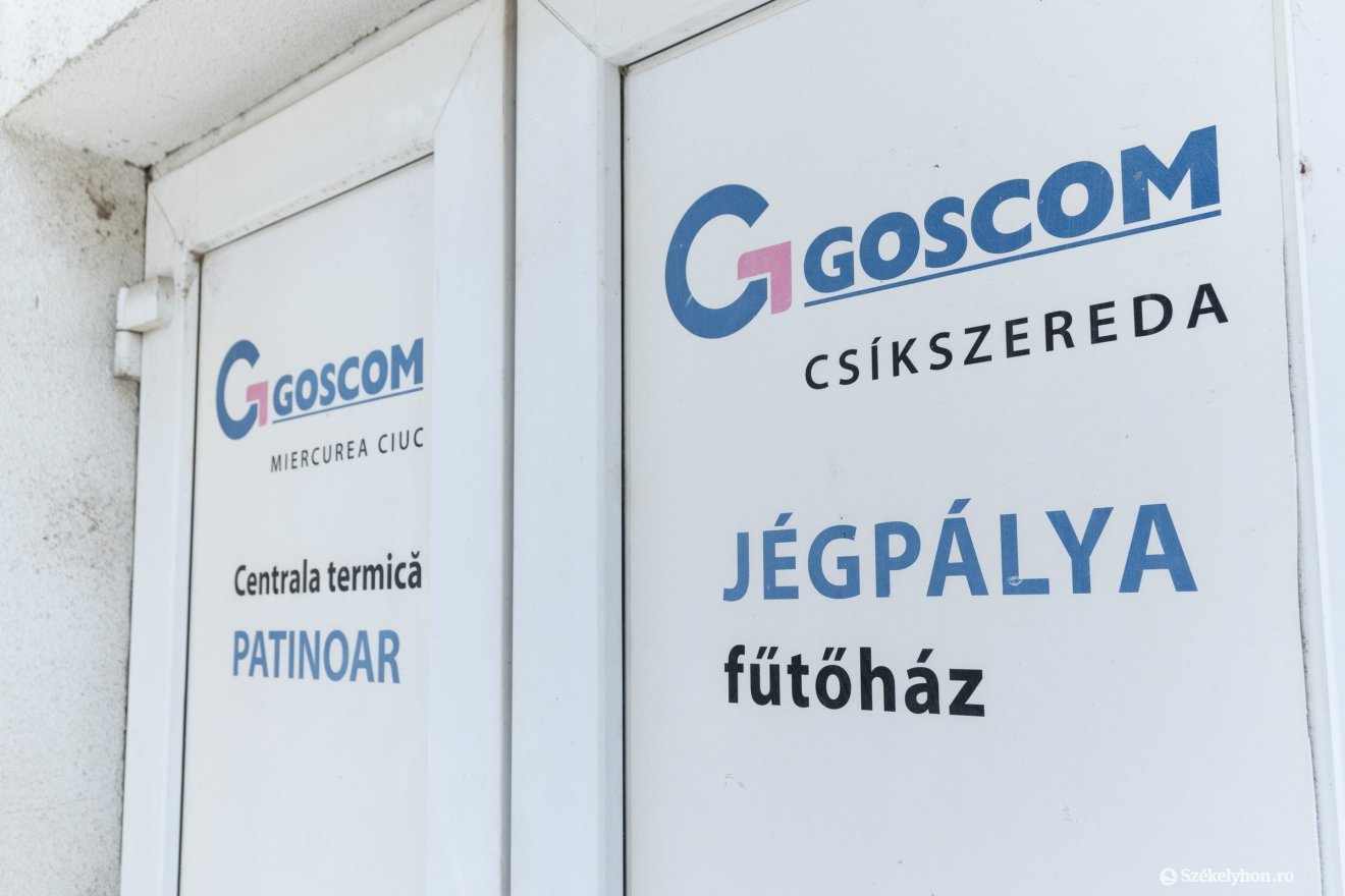 Új kazánt szerelnek fel a Jégpálya utcai kazánházban. Erre 240 ezer lejt szánnak •  Fotó: Borbély Fanni