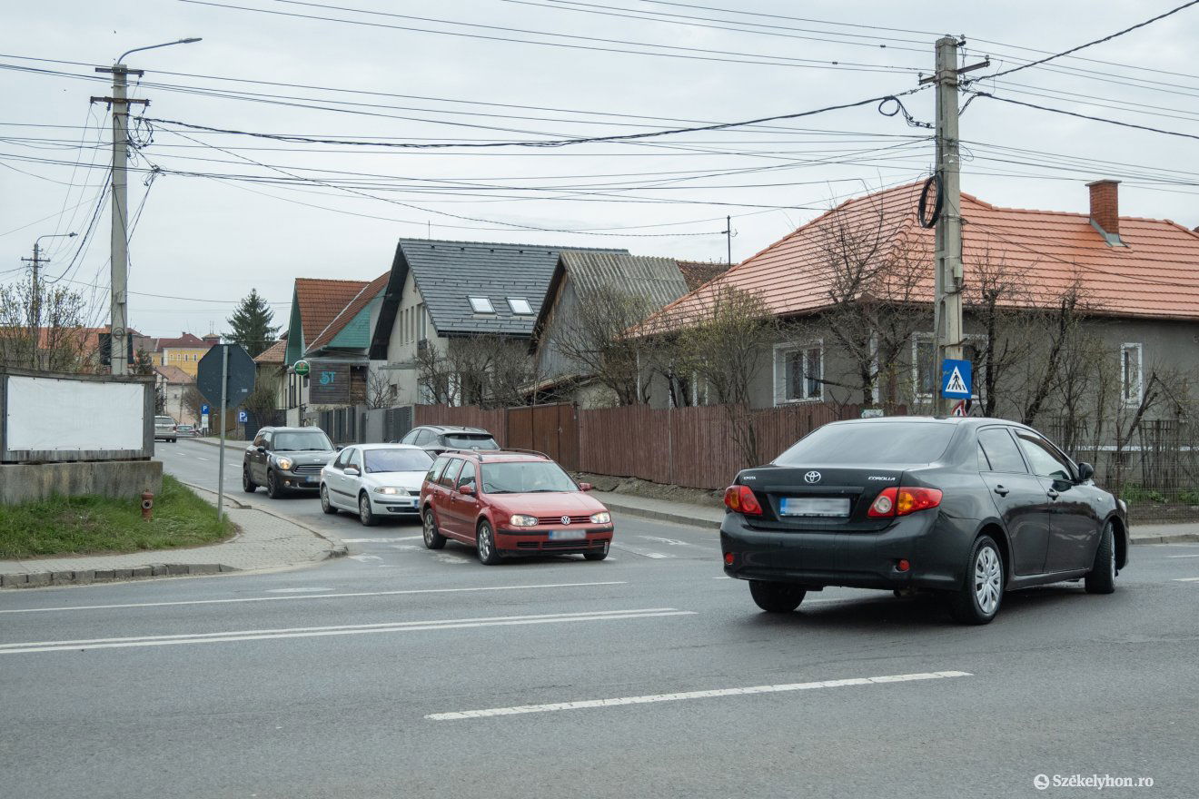 A Zöld Péter utca és a Brassói út kereszteződésénél rendszeres a torlódás, ezen is segítene a körforgalom, amely idén még nem készül el •  Fotó: Borbély Fanni