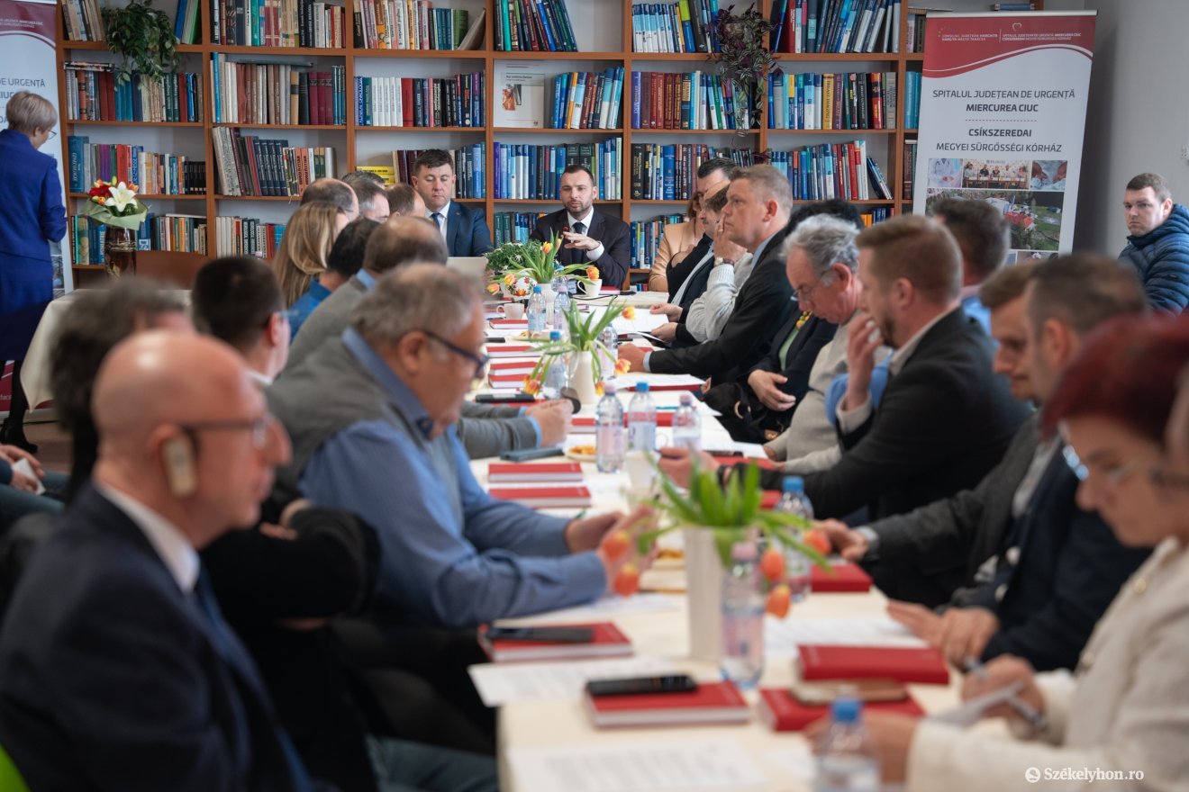 A Csíkszeredai Megyei Sürgősségi Kórházban tartották Hargita Megye Tanácsának ülését, ahol az adóvisszaosztásból származó összegek sorsáról döntöttek •  Fotó: Borbély Fanni