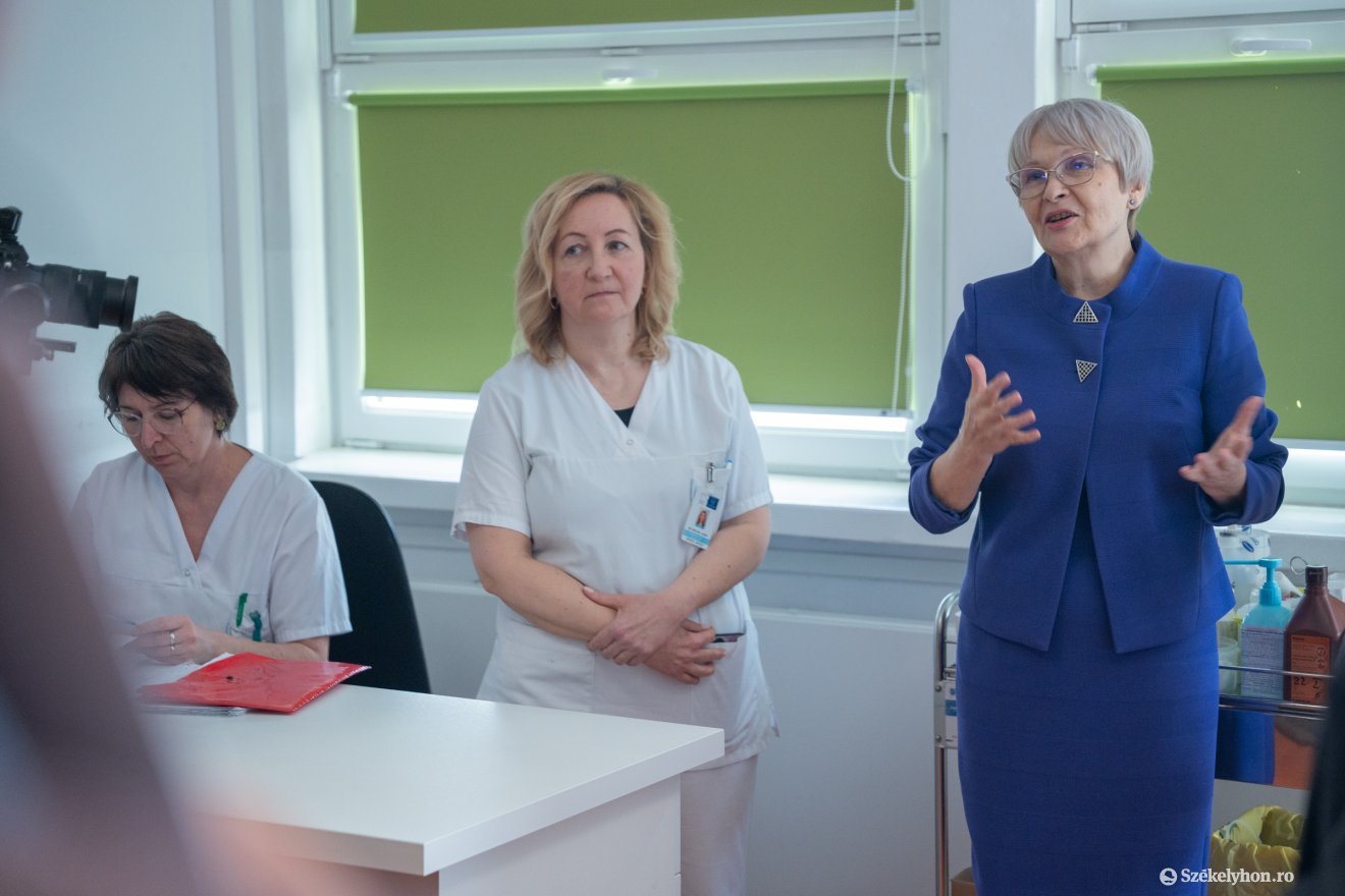 Csíki Éva, az ideggyógyászat osztályvezető főorvosa és Konrád Judit kórházigazgató. 24 órás megfigyelés alatt tartják a sztrókbetegeket •  Fotó: Borbély Fanni