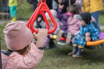 Példát mutattak a delneiek: játszóteret építtettek az iskola udvarán