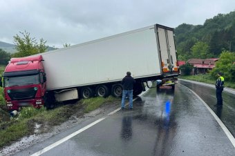 Megcsúszott a vizes úton egy kamion
