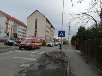 Feltűnően sok hatósági jármű jelent meg az egyik csíkszeredai utcában