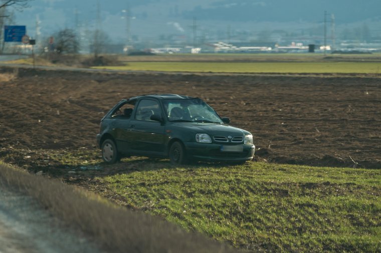 A mezőn landolt egy autó Csíkdelne közelében
