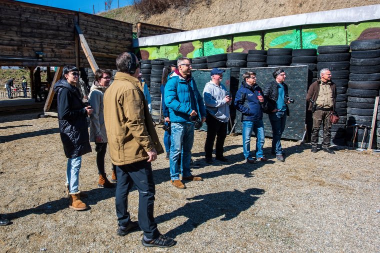 Pisztoly, félautomata karabély és sörétes puska a sajtósok kezében
