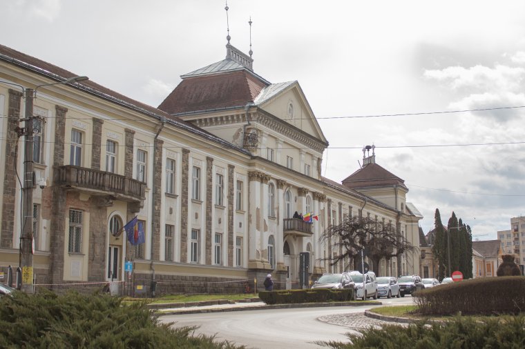Egyelőre a városháza épületében marad a katonai központ