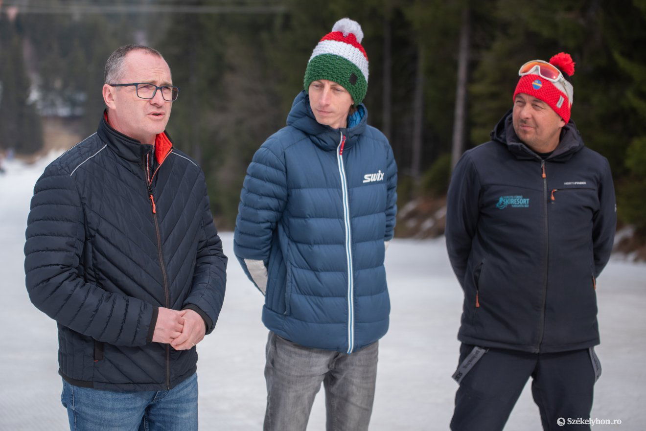 A idei Kerge Olimpiával kapcsolatos tudnivalókról tájékoztatnak. Balról jobbra: Korodi Attila, Csíkszereda polgármestere, Szép Zoltán szervező, László Zsolt, a csíkcsicsói közbirtokosság adminisztrátora •  Fotó: Borbély Fanni