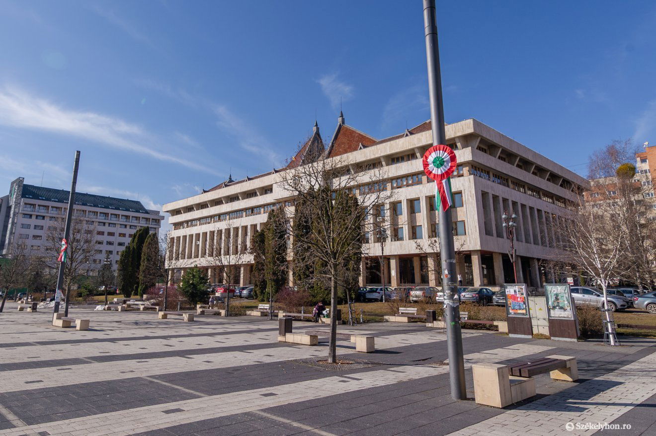 Csíkszeredában összesen ötven kokárdát helyeztek az oszlopokra •  Fotó: Pinti Attila