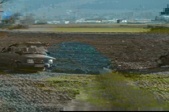 A mezőn landolt egy autó Csíkdelne közelében