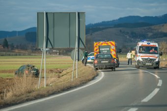 Elvesztette uralmát a jármű fölött – ezért borulhatott fel autójával az idős sofőr Csíkdelnénél