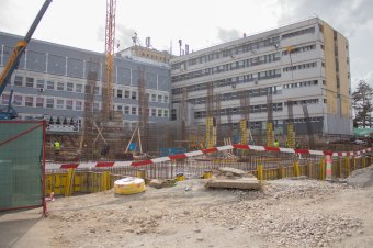 A földszint alatt dolgoznak, jövő nyárra kell elkészüljenek