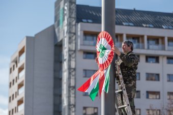 Piros-fehér-zöldbe öltöztek Székelyföld városai