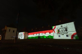 Magyar nemzeti színekben a csíkszeredai Mikó-vár