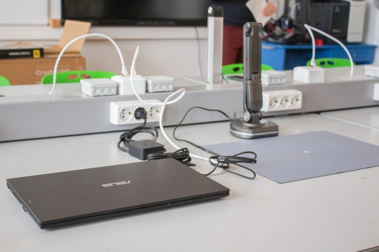 Jövő héten kezdik szállítani a digitális eszközöket az iskolákba