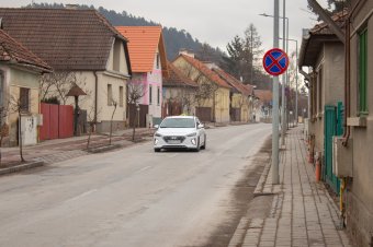 Tilos a megállás – táblákkal igyekszik rendet tartani a városháza