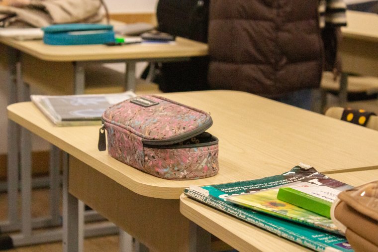 Őrizetbe vettek egy bánsági tanítót, miután feljelentették a szülők, hogy gyerekeiket megpofozta