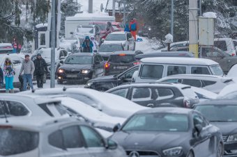 A síbusz sem megy be teljesen Hargitafürdőre a torlódások miatt