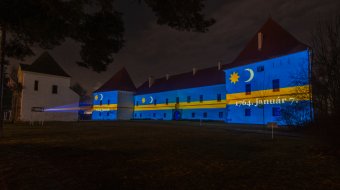 A székely zászló színeivel világították meg a Mikó-vár homlokzatát