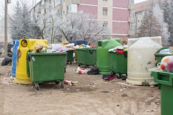 Rendszeresen „kifolyik” a szemét az egyik csíkszeredai lakónegyed kukáiból