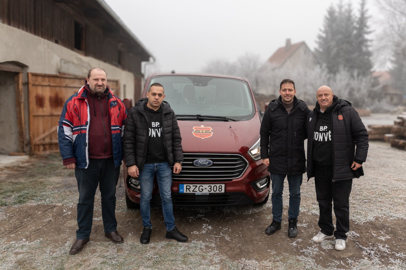 Blaról jobbra: Czikó László plébános, Mocsár Károly, Cseke Szilárd és Vatai Attila &bullet;  Fotó: Orbán László