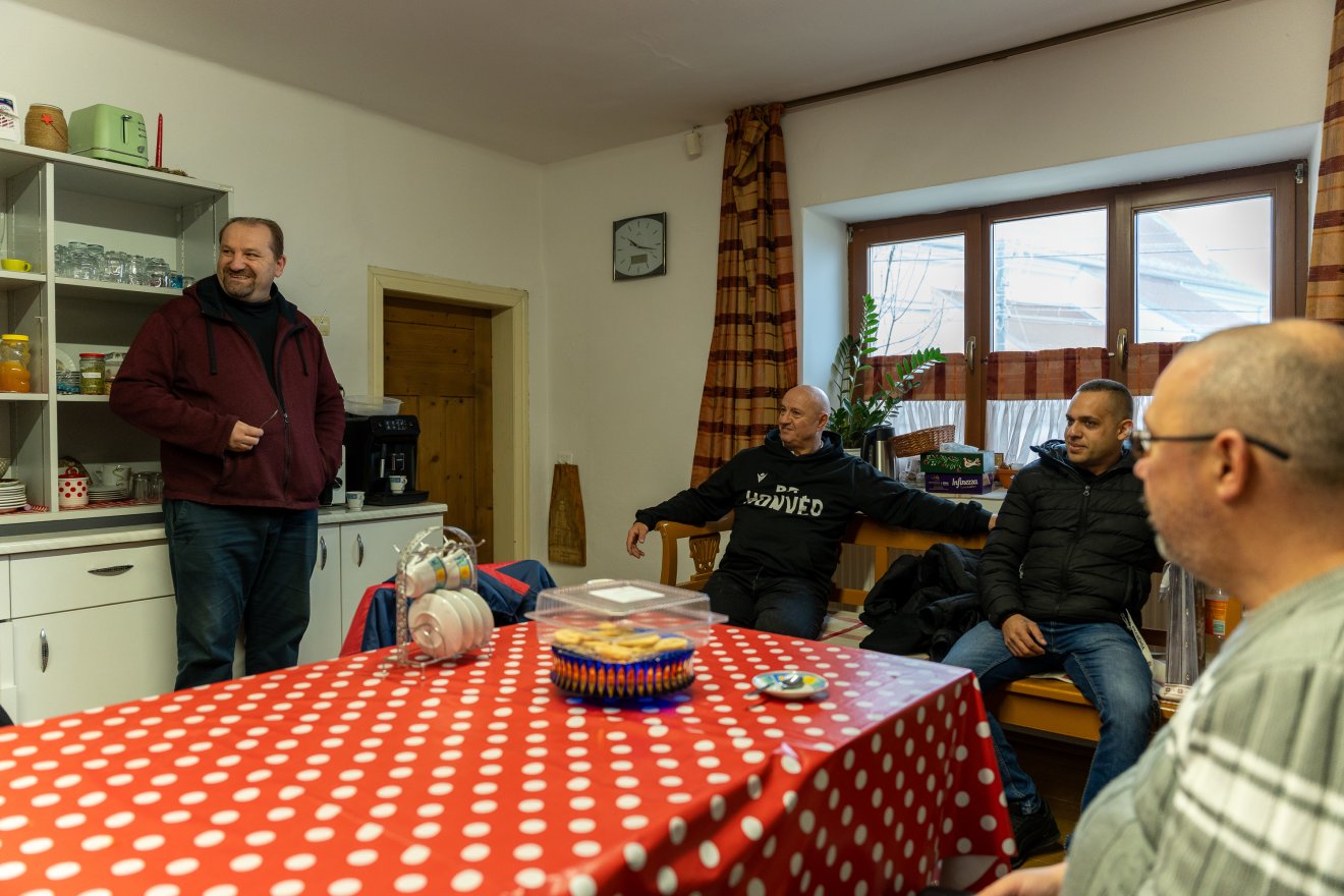 Az adományok átvétele után Czikó László plébános rövid beszélgetésre hívta az anyagországi vendégeket &bullet;  Fotó: Orbán László