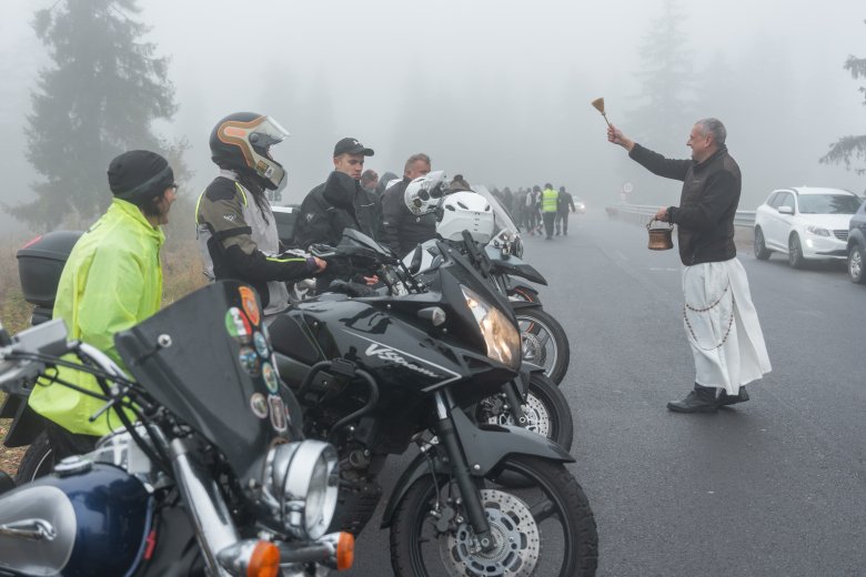 Áldás a ködben: hamarosan „pihenőre térnek” a motorkerékpárok