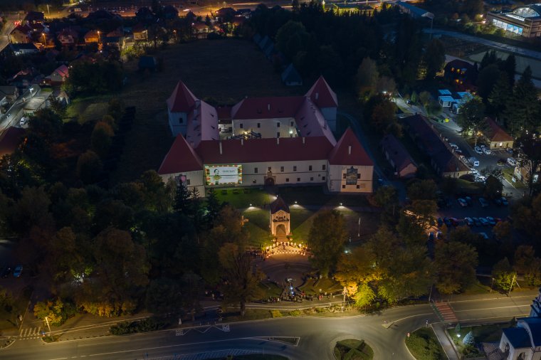 Bárki leróhatta tiszteletét az aradi vértanúk arcképcsarnoka előtt Csíkszeredában