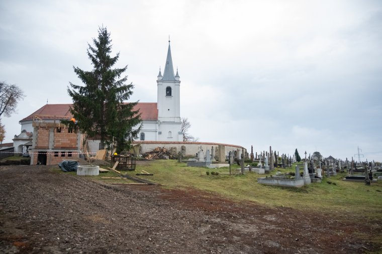 Közösségi térré alakul a műemléktemplom mellett újjáépülő imaház Csíkszentmártonban