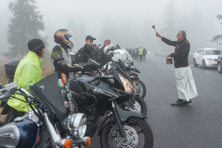 Áldás a ködben: hamarosan „pihenőre térnek” a motorkerékpárok