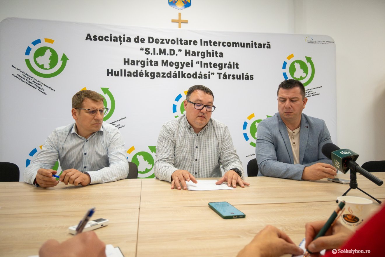 Balról jobbra: Koszta Attila és Wesselényi István a hulladékgazdálkodó konzorcium képviselői és Incze Csongor, a SIMD Harghita Közösségi Fejlesztési Társulás elnöke &bullet;  Fotó: Borbély Fanni