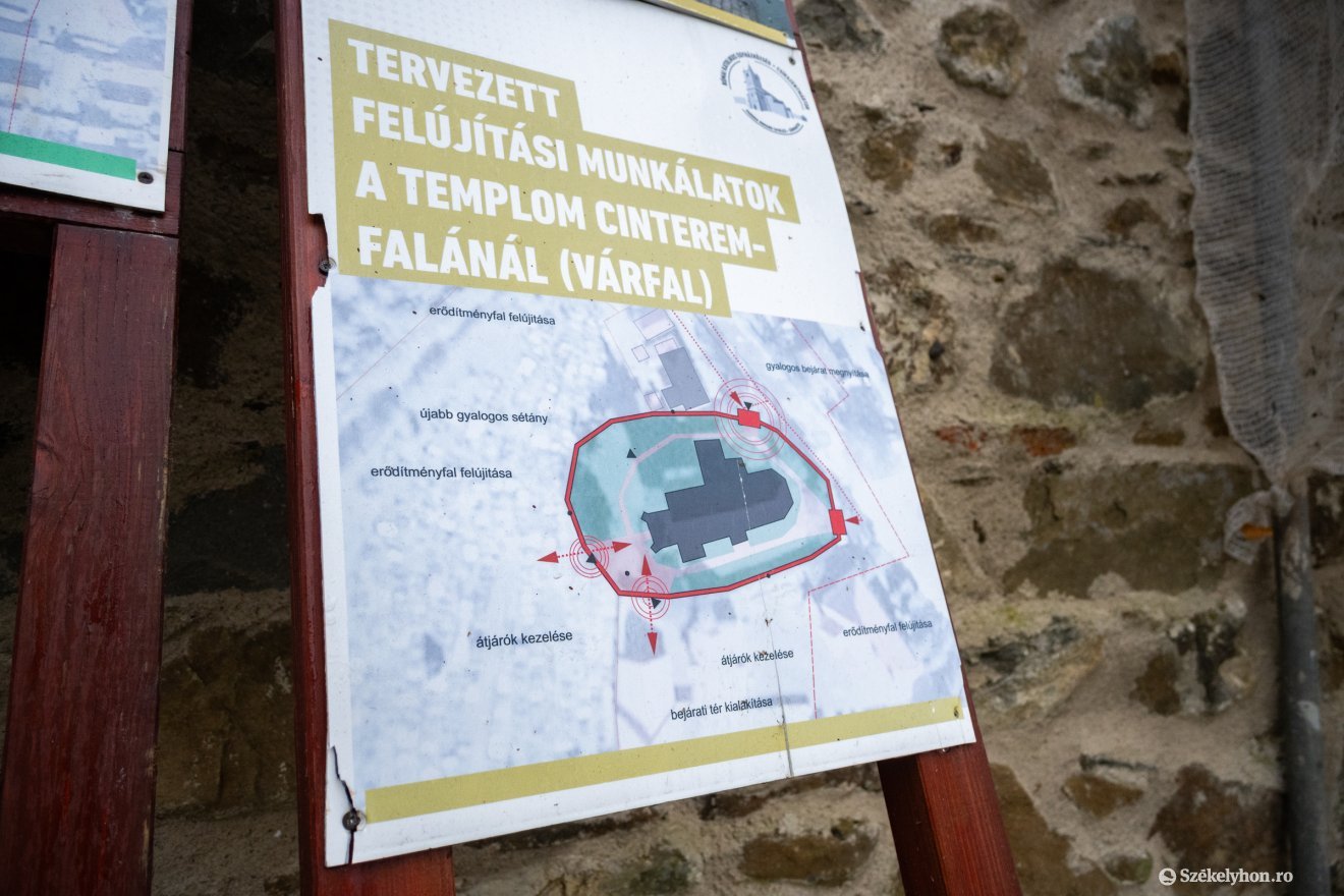 A templomot körülvevő cinterem-fal tatarozását is szeretnék befejezni, nyolcvan százalékban van kész &bullet;  Fotó: Borbély Fanni