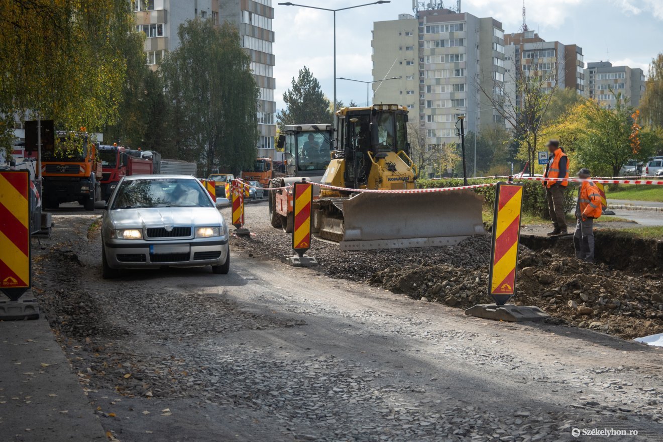 Megfeszített tempóban zajlott az útkarbantartás &bullet;  Fotó: Borbély Fanni