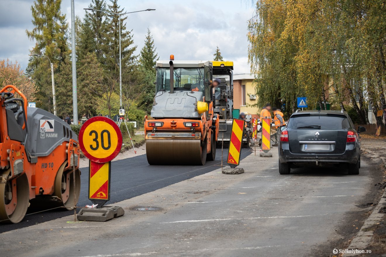 Egyik nap még mély alapot ástak, másnap már tömörítettek és aszfaltoztak a Testvériség sugárúton &bullet;  Fotó: Borbély Fanni